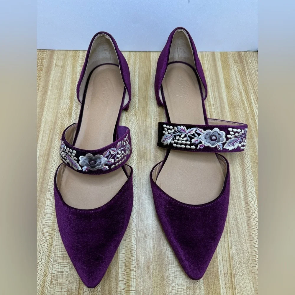 BETTYE Jamisen Burgundy Velvet Pointed Toe Floral Embroidered Strap Flats Sz 10M